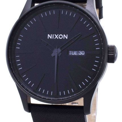 Orologio da uomo Nixon Quartz Sentry in pelle nera A105-001-00