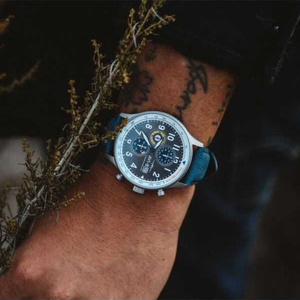 Orologio da uomo AVI-8 Hawker Hurricane Classic Chronograph Pennant con cinturino in pelle blu e quadrante grigio al quarzo AV-4