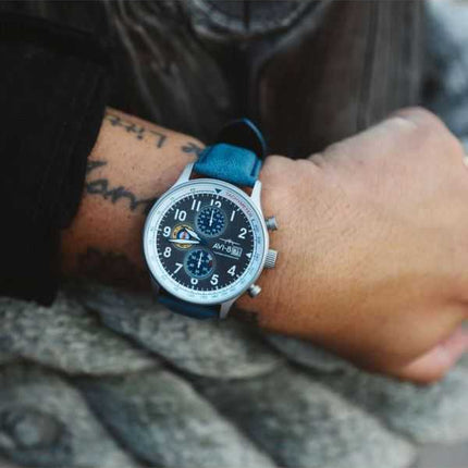 Orologio da uomo AVI-8 Hawker Hurricane Classic Chronograph Pennant con cinturino in pelle blu e quadrante grigio al quarzo AV-4