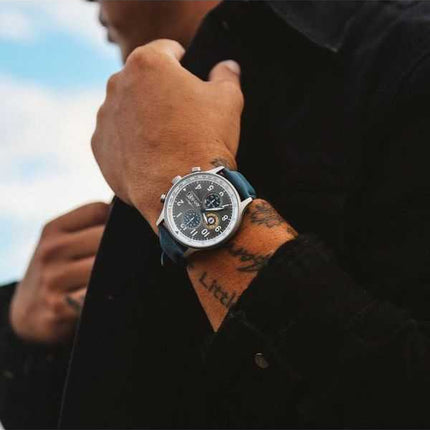 Orologio da uomo AVI-8 Hawker Hurricane Classic Chronograph Pennant con cinturino in pelle blu e quadrante grigio al quarzo AV-4