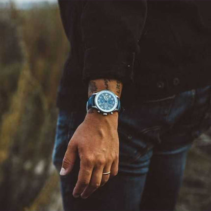 Orologio da uomo AVI-8 Hawker Hurricane Classic Chronograph Pennant con cinturino in pelle blu e quadrante grigio al quarzo AV-4
