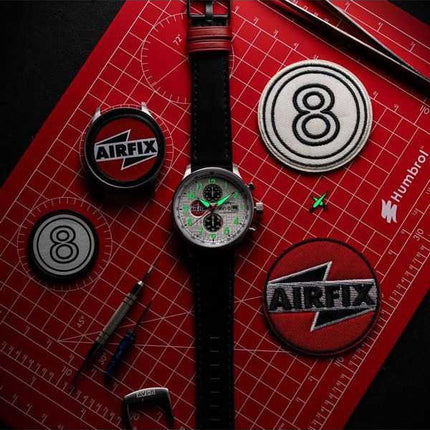 Orologio da uomo AVI-8 Hawker Hurricane Classic Chronograph Airfix Edition Deco Grey Leather Strap White Dial AV-4011-1C