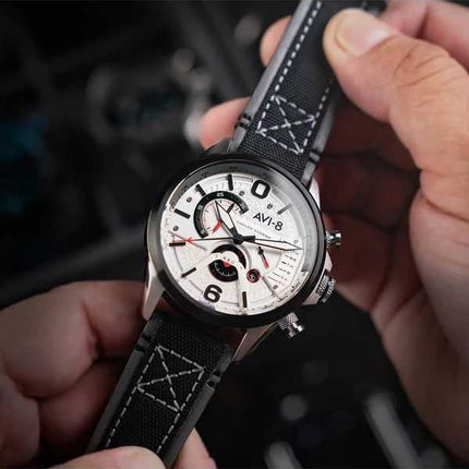 Orologio da uomo AVI-8 Hawker Harrier Dual Retrograde Chronograph quadrante bianco avorio al quarzo AV-4056-07