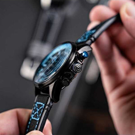Orologio da uomo AVI-8 Hawker Hurricane Dual Retrograde Chronograph Storm cinturino in pelle nera quadrante nero al quarzo AV-40