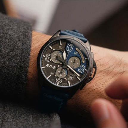 AVI-8 P-51 Mustang Blakeslee Cronografo Air Blue Cinturino in Pelle Quadrante Grigio e Blu Quarzo Orologio da Uomo AV-4077-04