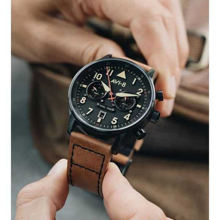 Orologio da uomo AVI-8 Hawker Hurricane Carey Dual Time Debden quadrante nero al quarzo AV-4088-03