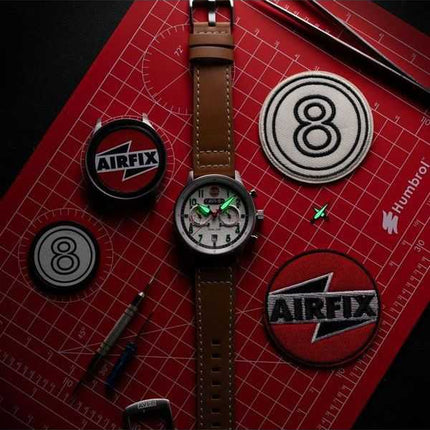 Orologio da uomo AVI-8 Hawker Hurricane Carey Dual Time Airfix Edition con cinturino in pelle argentata e quadrante bianco al qu