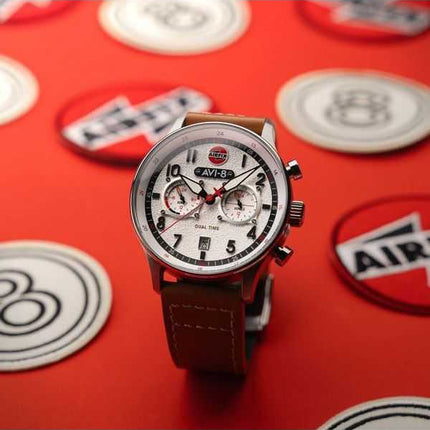 Orologio da uomo AVI-8 Hawker Hurricane Carey Dual Time Airfix Edition con cinturino in pelle argentata e quadrante bianco al qu