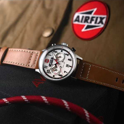 Orologio da uomo AVI-8 Hawker Hurricane Carey Dual Time Airfix Edition con cinturino in pelle argentata e quadrante bianco al qu