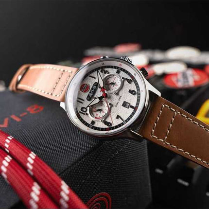 Orologio da uomo AVI-8 Hawker Hurricane Carey Dual Time Airfix Edition con cinturino in pelle argentata e quadrante bianco al qu