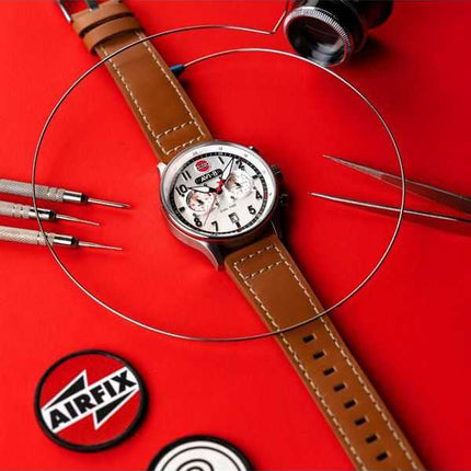 Orologio da uomo AVI-8 Hawker Hurricane Carey Dual Time Airfix Edition con cinturino in pelle argentata e quadrante bianco al qu