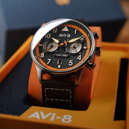 Orologio da uomo AVI-8 Hawker Hurricane Carey Dual Time Imperial War Museums Edition quadrante nero al quarzo AV-4088-07