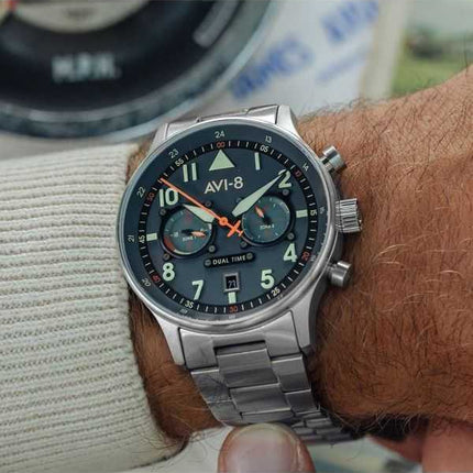 Orologio da uomo AVI-8 Hawker Hurricane Carey Dual Time Gutersloh in acciaio inossidabile con quadrante blu al quarzo AV-4088-22