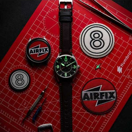 Orologio da uomo AVI-8 Spitfire Smith Automatic Airfix Edition quadrante nero granito AV-4090-08
