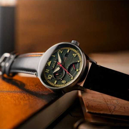 Orologio da uomo AVI-8 Hawker Hurricane Mckellar Dual Time Gothic Green Dial Quartz AV-4101-0A con cinturino extra