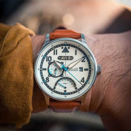 AVI-8 Hawker Hurricane Mckellar Dual Time Cinturino in pelle beige marrone Quadrante crema Orologio da uomo al quarzo AV-4101-0C