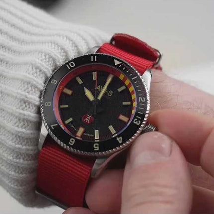 Orologio da uomo AVI-8 Flyboy Tuskegee Airmen Limited Edition Licata quadrante nero al quarzo AV-4103-01 con cinturino extra