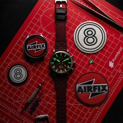 Orologio da uomo AVI-8 Dambuster Gibson Dual Time Chronograph Airfix Edition Hazard Red Dial Quartz AV-4107-04
