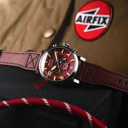 Orologio da uomo AVI-8 Dambuster Gibson Dual Time Chronograph Airfix Edition Hazard Red Dial Quartz AV-4107-04