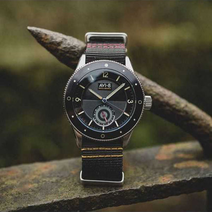 Orologio da uomo AVI-8 Flyboy Airmaster Sector Meca-Quartz Raven Black Nylon Strap Quadrante nero AV-4112-01