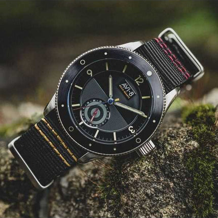 Orologio da uomo AVI-8 Flyboy Airmaster Sector Meca-Quartz Raven Black Nylon Strap Quadrante nero AV-4112-01
