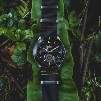 Orologio da uomo AVI-8 Flyboy Airmaster Sector Meca-Quartz Raven Black Nylon Strap Quadrante nero AV-4112-01