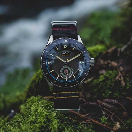 Orologio da uomo AVI-8 Flyboy Airmaster Sector Meca-Quartz Raven Black Nylon Strap Quadrante nero AV-4112-01
