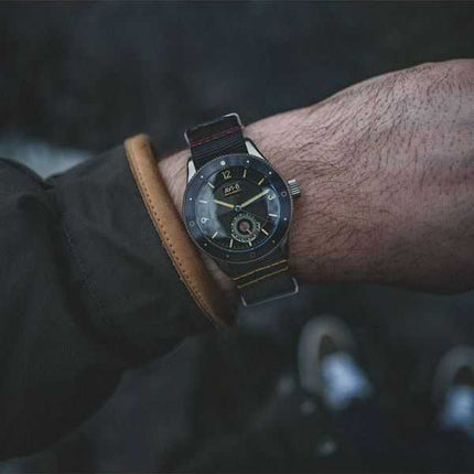 Orologio da uomo AVI-8 Flyboy Airmaster Sector Meca-Quartz Raven Black Nylon Strap Quadrante nero AV-4112-01