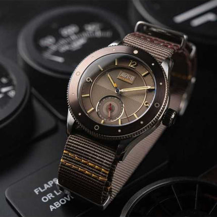 Orologio da uomo AVI-8 Flyboy Airmaster Sector Meca-Quartz con cinturino in nylon grigio piuma argento quadrante grigio AV-4112-
