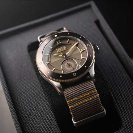 Orologio da uomo AVI-8 Flyboy Airmaster Sector Meca-Quartz con cinturino in nylon grigio piuma argento quadrante grigio AV-4112-