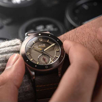 Orologio da uomo AVI-8 Flyboy Airmaster Sector Meca-Quartz con cinturino in nylon grigio piuma argento quadrante grigio AV-4112-