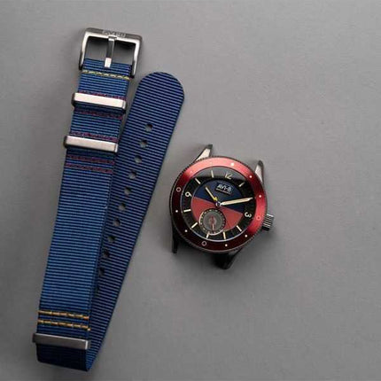Orologio da uomo AVI-8 Flyboy Airmaster Sector Meca-Quartz con quadrante blu navy e rosso AV-4112-04