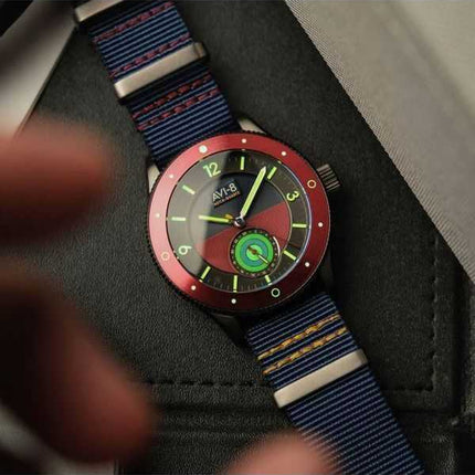 Orologio da uomo AVI-8 Flyboy Airmaster Sector Meca-Quartz con quadrante blu navy e rosso AV-4112-04