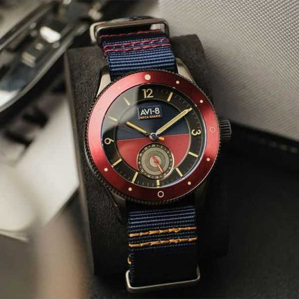 Orologio da uomo AVI-8 Flyboy Airmaster Sector Meca-Quartz con quadrante blu navy e rosso AV-4112-04