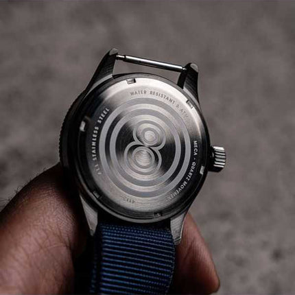 Orologio da uomo AVI-8 Flyboy Airmaster Sector Meca-Quartz con quadrante blu navy e rosso AV-4112-04