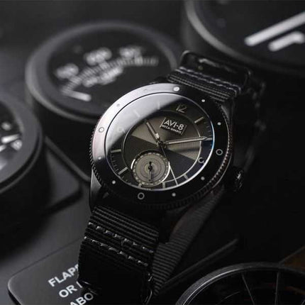 Orologio da uomo AVI-8 Flyboy Airmaster Sector Meca-Quartz Jet Black con cinturino in nylon e quadrante nero AV-4112-05