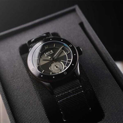 Orologio da uomo AVI-8 Flyboy Airmaster Sector Meca-Quartz Jet Black con cinturino in nylon e quadrante nero AV-4112-05