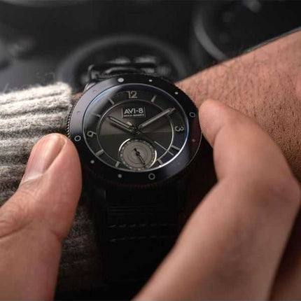 Orologio da uomo AVI-8 Flyboy Airmaster Sector Meca-Quartz Jet Black con cinturino in nylon e quadrante nero AV-4112-05