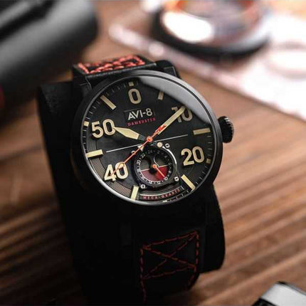 AVI-8 Dambuster Chadwick Meca-Quartz Cinturino in pelle nero carbone Quadrante nero Orologio da uomo AV-4113-03