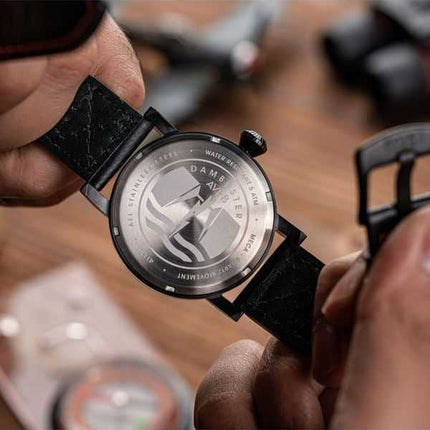 AVI-8 Dambuster Chadwick Meca-Quartz Cinturino in pelle nero carbone Quadrante nero Orologio da uomo AV-4113-03