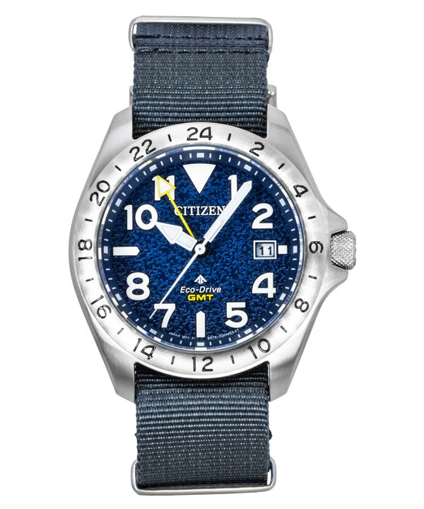 Orologio da uomo Citizen Promaster Land GMT analogico con cinturino in nylon grigio e quadrante blu navy, tecnologia Eco-Drive, modello BJ7150-09L, impermeabile fino a 200 metri.