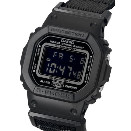 Orologio da uomo Casio G-Shock con cinturino in tessuto, movimento digitale al quarzo, modello DW-5600MNC-1, impermeabile fino a 200 metri.