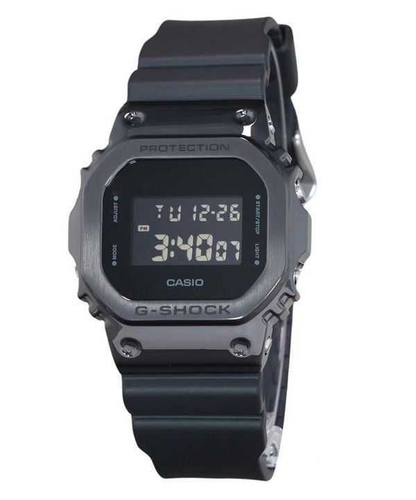 Casio G-Shock Orologio da uomo digitale con cinturino in resina e lunetta in metallo al quarzo GM-5600UB-1 200M