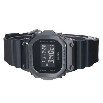 Casio G-Shock Orologio da uomo digitale con cinturino in resina e lunetta in metallo al quarzo GM-5600UB-1 200M