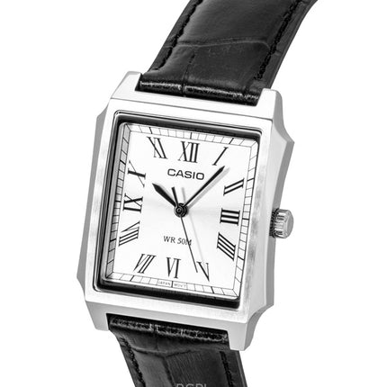 Orologio da uomo Casio analogico con cinturino in pelle, quadrante argentato e movimento al quarzo, modello MTP-B190L-7BV