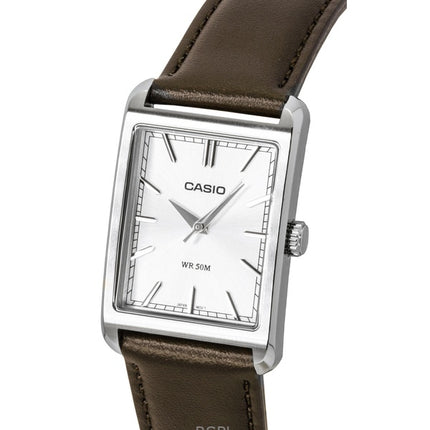 Orologio da uomo Casio analogico con cinturino in pelle e quadrante argentato, movimento al quarzo, modello MTP-B215L-7AV.