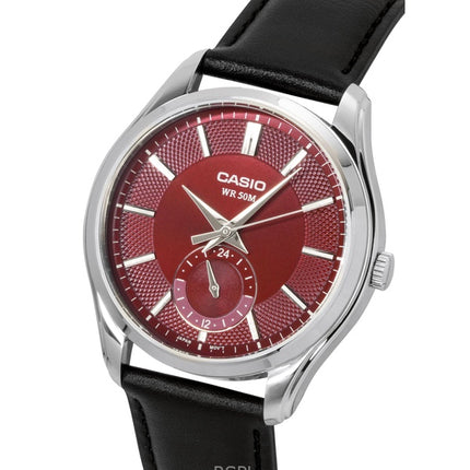 Orologio da uomo Casio analogico con cinturino in pelle e quadrante rosso, al quarzo, modello MTP-B315L-4AV
