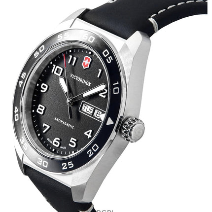Orologio da uomo Victorinox Swiss Army con cinturino in pelle e quadrante nero al quarzo 242041 100M